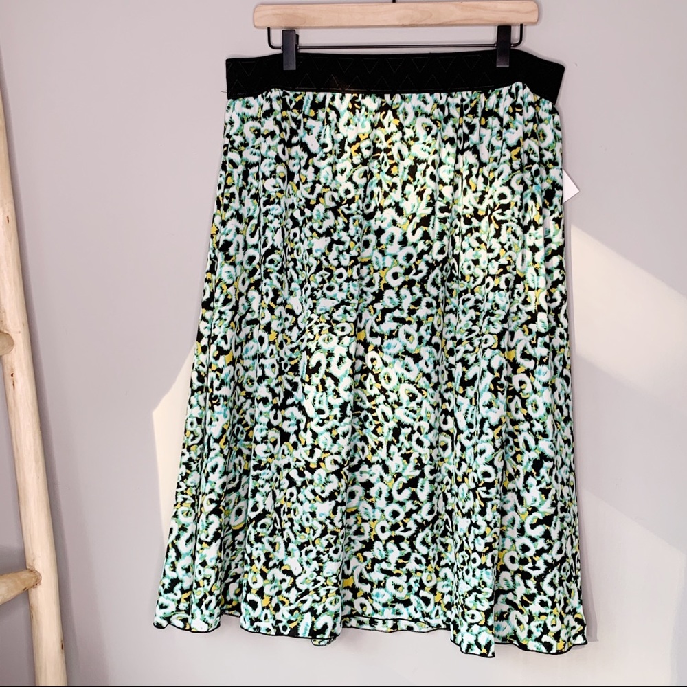 NWT LuLaRoe Lola floral lined skirt. Elastic waist